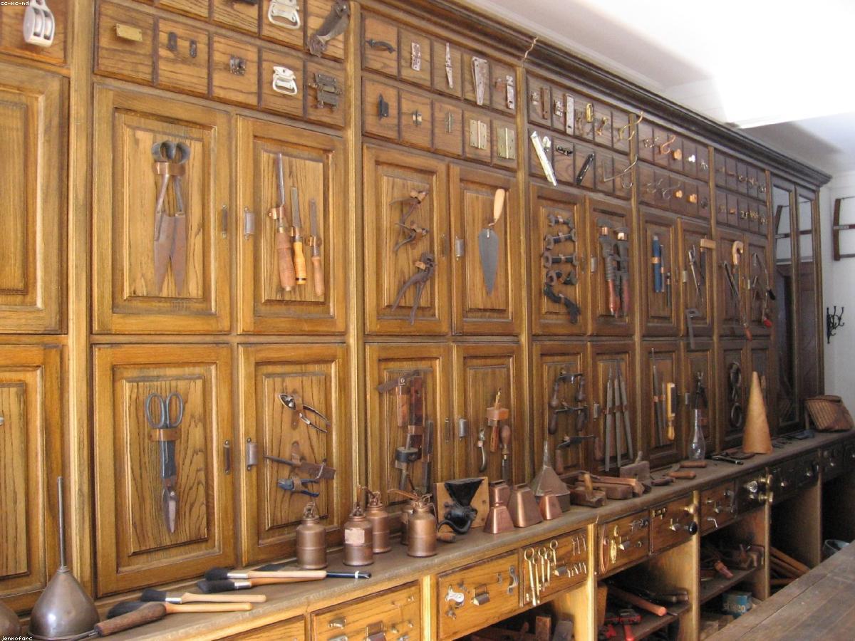 Interior de Ferretería Juanito con herramientas y materiales
